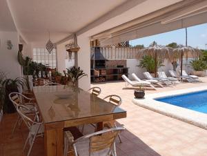 The swimming pool at or close to Villa caseta blanca de Moraira