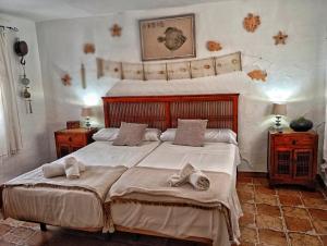 A bed or beds in a room at Villa caseta blanca de Moraira