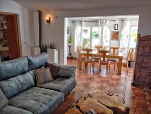 A seating area at Villa caseta blanca de Moraira