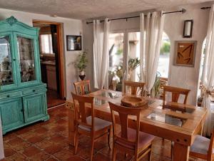 A television and/or entertainment centre at Villa caseta blanca de Moraira