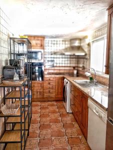 A kitchen or kitchenette at Villa caseta blanca de Moraira