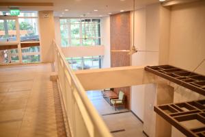 einen Flur mit einer Treppe in einem Gebäude in der Unterkunft Jacana A 1BR Pico de Loro by PTours in Nasugbu