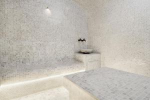 Courtyard by Marriott World Trade Centre, Dubai的一间浴室