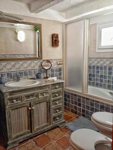 A bathroom at Villa caseta blanca de Moraira