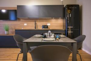 马内尔巴La Còrt Apartments - Number 5的配有桌椅和冰箱的厨房