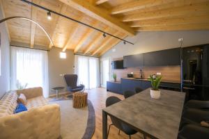 马内尔巴La Còrt Apartments - Number 5的客厅里有一张沙发和一张桌子。