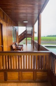 ein Blick vom Balkon eines Hauses in der Unterkunft Ruen Singhanat Cafe & Resort in Ban Lum Thonglang (2)