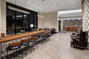 兰辛Courtyard by Marriott Lansing Downtown的有一张长桌和椅子的会议室