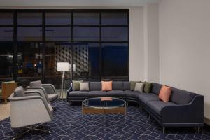 Courtyard by Marriott Lansing Downtown的休息区