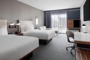 Courtyard by Marriott Lansing Downtown客房内的一张或多张床位