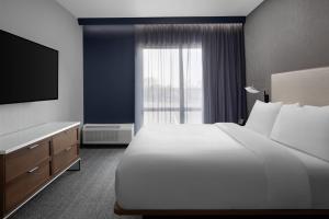 Courtyard by Marriott Lansing Downtown客房内的一张或多张床位
