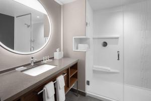 Courtyard by Marriott Lansing Downtown的一间浴室