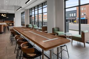 Courtyard by Marriott Lansing Downtown餐厅或其他用餐的地方