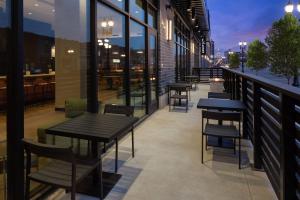 Courtyard by Marriott Lansing Downtown的阳台或露台
