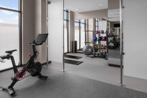 Courtyard by Marriott Lansing Downtown的健身中心和/或健身设施