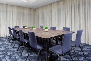 Courtyard by Marriott Lansing Downtown商务区和/或会议室