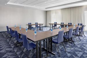 Courtyard by Marriott Lansing Downtown商务区和/或会议室