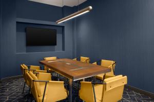 Courtyard by Marriott Lansing Downtown的电视和/或娱乐中心
