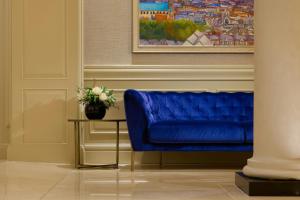 Uma área de estar em The College Green Dublin Hotel, Autograph Collection