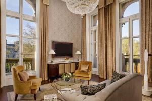 Uma TV ou centro de entretenimento em The College Green Dublin Hotel, Autograph Collection