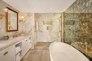Um banheiro em The College Green Dublin Hotel, Autograph Collection