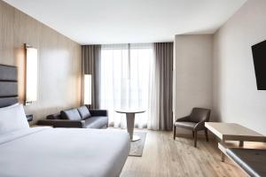 Postel nebo postele na pokoji v ubytování AC Hotel by Marriott Dallas Frisco