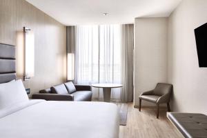 TV a/nebo společenská místnost v ubytování AC Hotel by Marriott Dallas Frisco