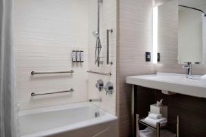 Koupelna v ubytování AC Hotel by Marriott Dallas Frisco