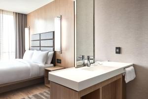 Postel nebo postele na pokoji v ubytování AC Hotel by Marriott Dallas Frisco
