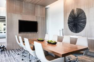 TV a/nebo společenská místnost v ubytování AC Hotel by Marriott Dallas Frisco