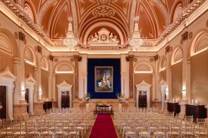 Uma área de estar em The College Green Dublin Hotel, Autograph Collection