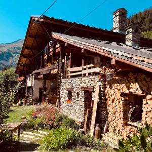 an old stone house in the mountains at Le Mouton Rouge - Superbe appartement avec terrasse in Séez