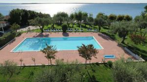 马内尔巴La Còrt Apartments - Number 5的游泳池的俯视图，背景是大海