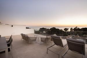 比利亚霍约萨Pure Sea Apartments Villajoyosa的带桌椅的露台和大海