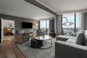 un salon avec un canapé et une table dans l'établissement Sheraton San Diego Resort, à San Diego