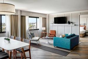 Μια τηλεόραση ή/και κέντρο ψυχαγωγίας στο Westdrift Manhattan Beach, Autograph Collection
