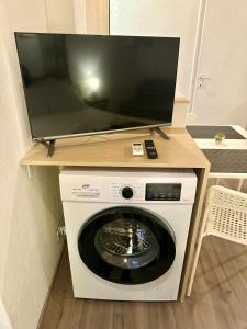 un televisor encima de una lavadora en Suite Termini - Cozy suite few steps from Termini station, en Roma