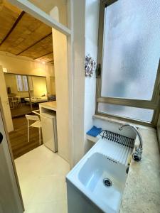 una cocina con fregadero y ventana en Suite Termini - Cozy suite few steps from Termini station, en Roma