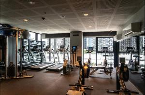 メルボルンにあるMT2506 - 1 BR huts nestled in the Docklands with Gym & Poolの複数のトレッドマシンが備わるジム