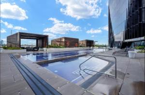 メルボルンにあるMT2506 - 1 BR huts nestled in the Docklands with Gym & Poolの建物の屋上にあるプール