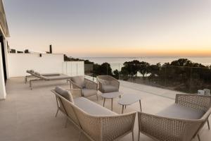 比利亚霍约萨Pure Sea Apartments Villajoyosa的带椅子的阳台，可欣赏海景