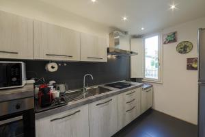 A kitchen or kitchenette at Luxury apt in the heart of city out of ZTL Még 37 kép