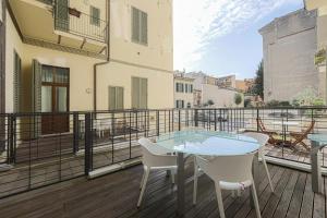 A balcony or terrace at Luxury apt in the heart of city out of ZTL