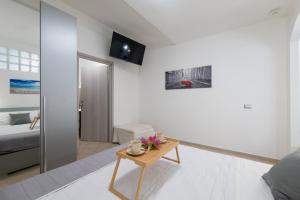 Μια τηλεόραση ή/και κέντρο ψυχαγωγίας στο Easylife - Comodo monolocale vicino alla spiaggia