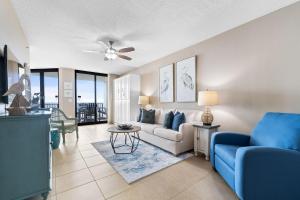 una sala de estar con un sofá y una mesa en Phoenix 8 305, en Orange Beach
