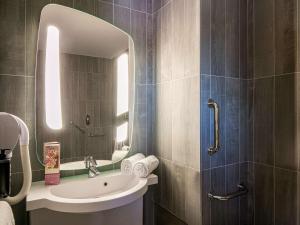 A bathroom at ibis Manosque Cadarache