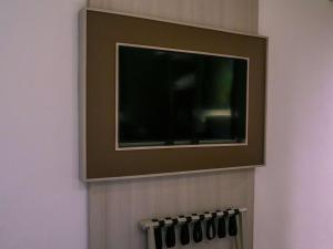 TV a/nebo společenská místnost v ubytování Mercure Kuta Bali