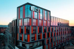 ein Gebäude mit einem Gerinnungsschild darüber in der Unterkunft Aloft Dublin City in Dublin