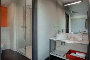 Ein Badezimmer in der Unterkunft Aloft Dublin City