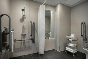Ein Badezimmer in der Unterkunft Aloft Dublin City